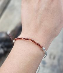 Granat, armband 3mm facetterade pärlor macramé