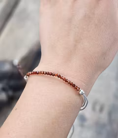 Granat, armband 3mm facetterade pärlor macramé