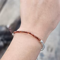 Granat, armband 3mm facetterade pärlor macramé