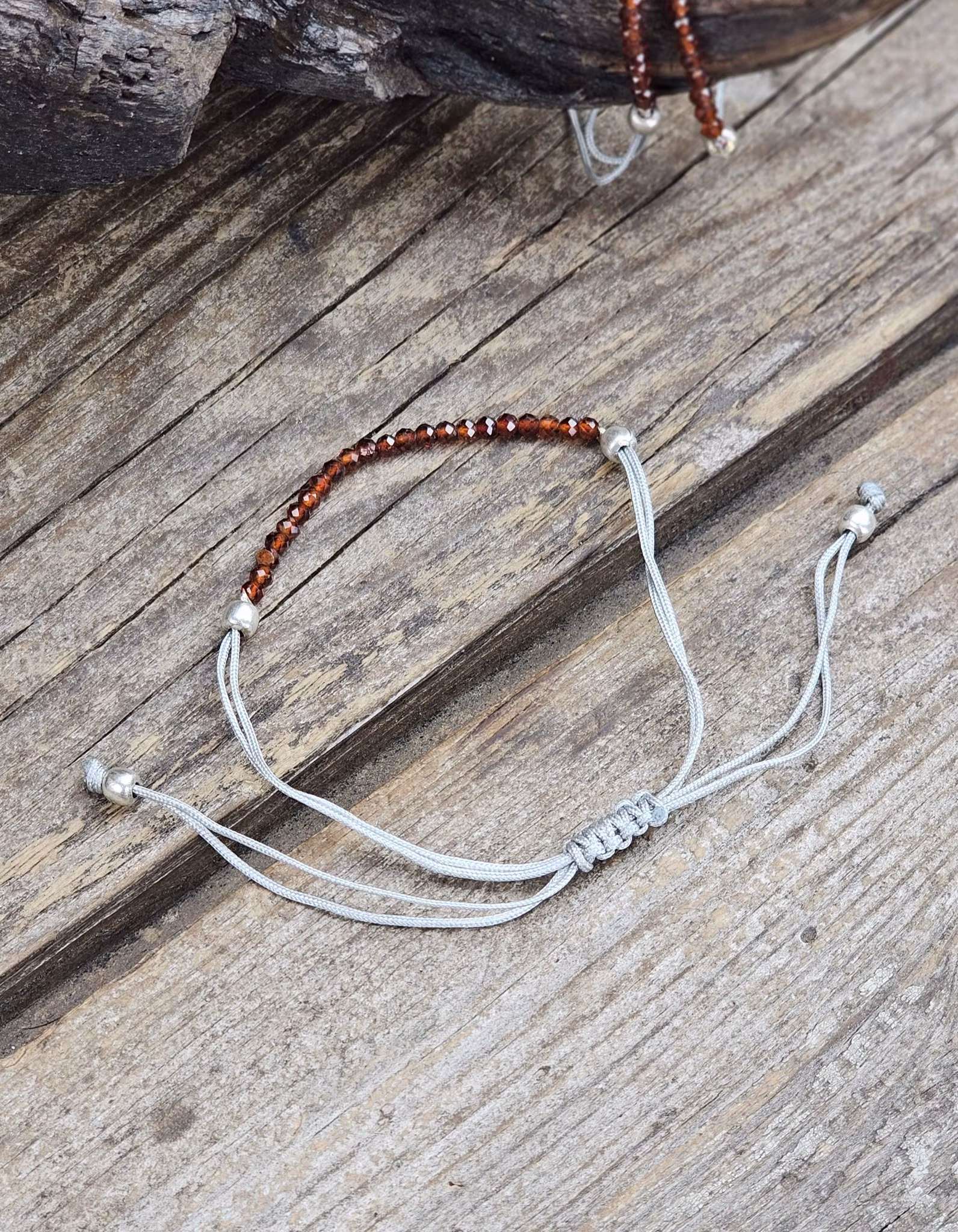 Granat, armband 3mm facetterade pärlor macramé