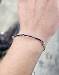 Safir, armband 3mm facetterade pärlor macramé