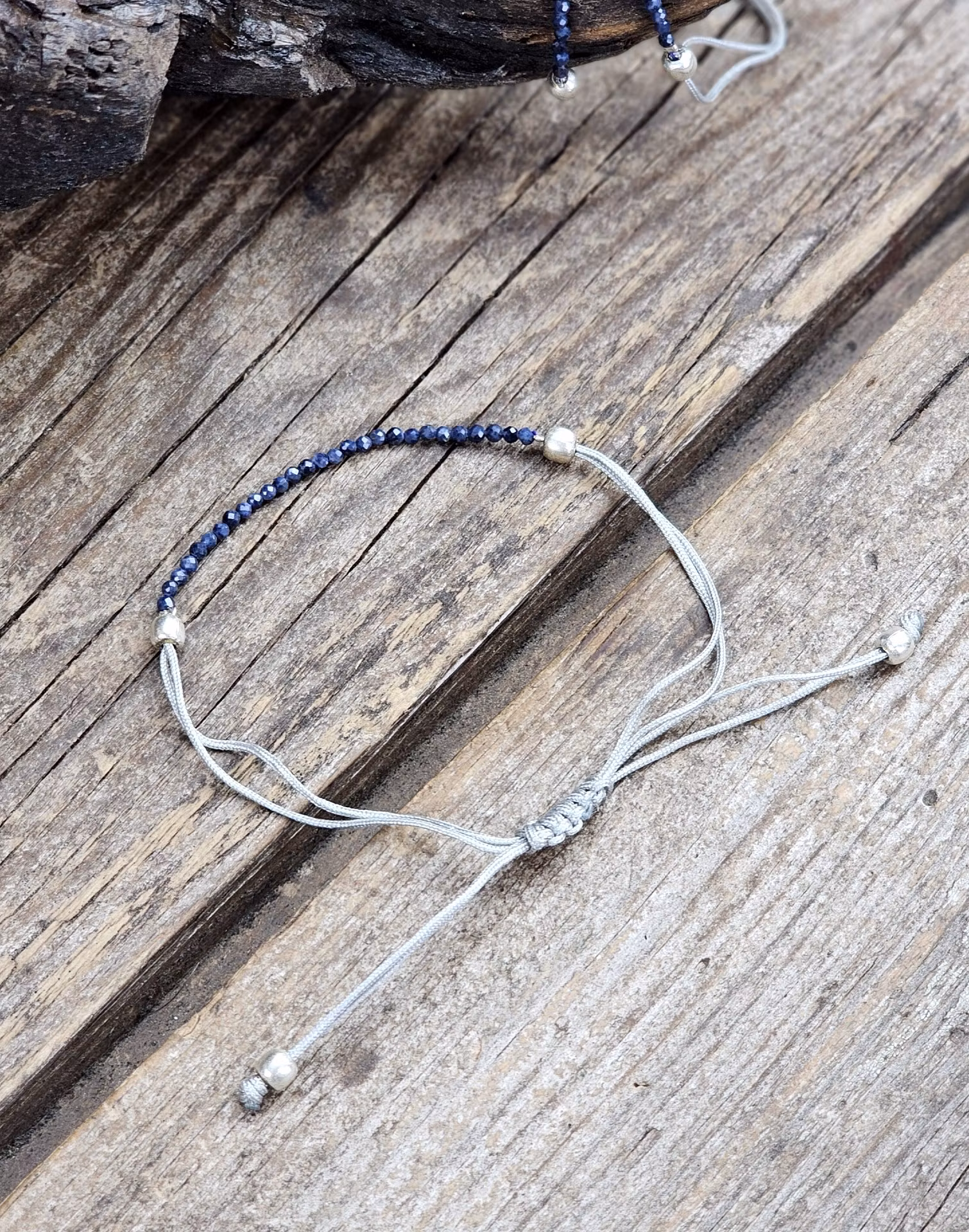 Safir, armband 3mm facetterade pärlor macramé