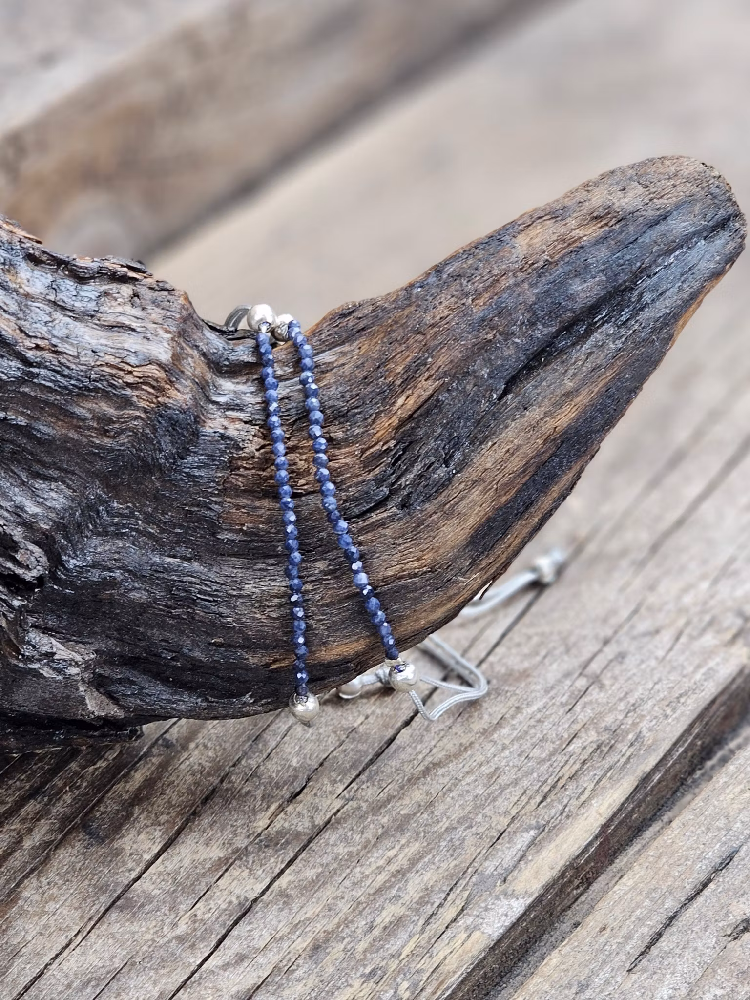 Safir, armband 3mm facetterade pärlor macramé