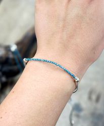Blå Topas extra, armband 3mm facetterade pärlor macramé