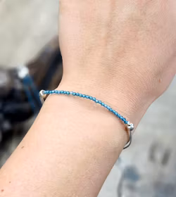 Blå Topas extra, armband 3mm facetterade pärlor macramé