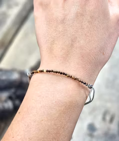 Tigeröga, armband 3mm facetterade pärlor macramé