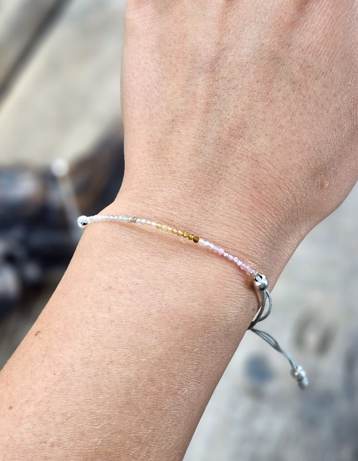 Vattenmelon Turmalin, armband 3mm facetterade pärlor macramé