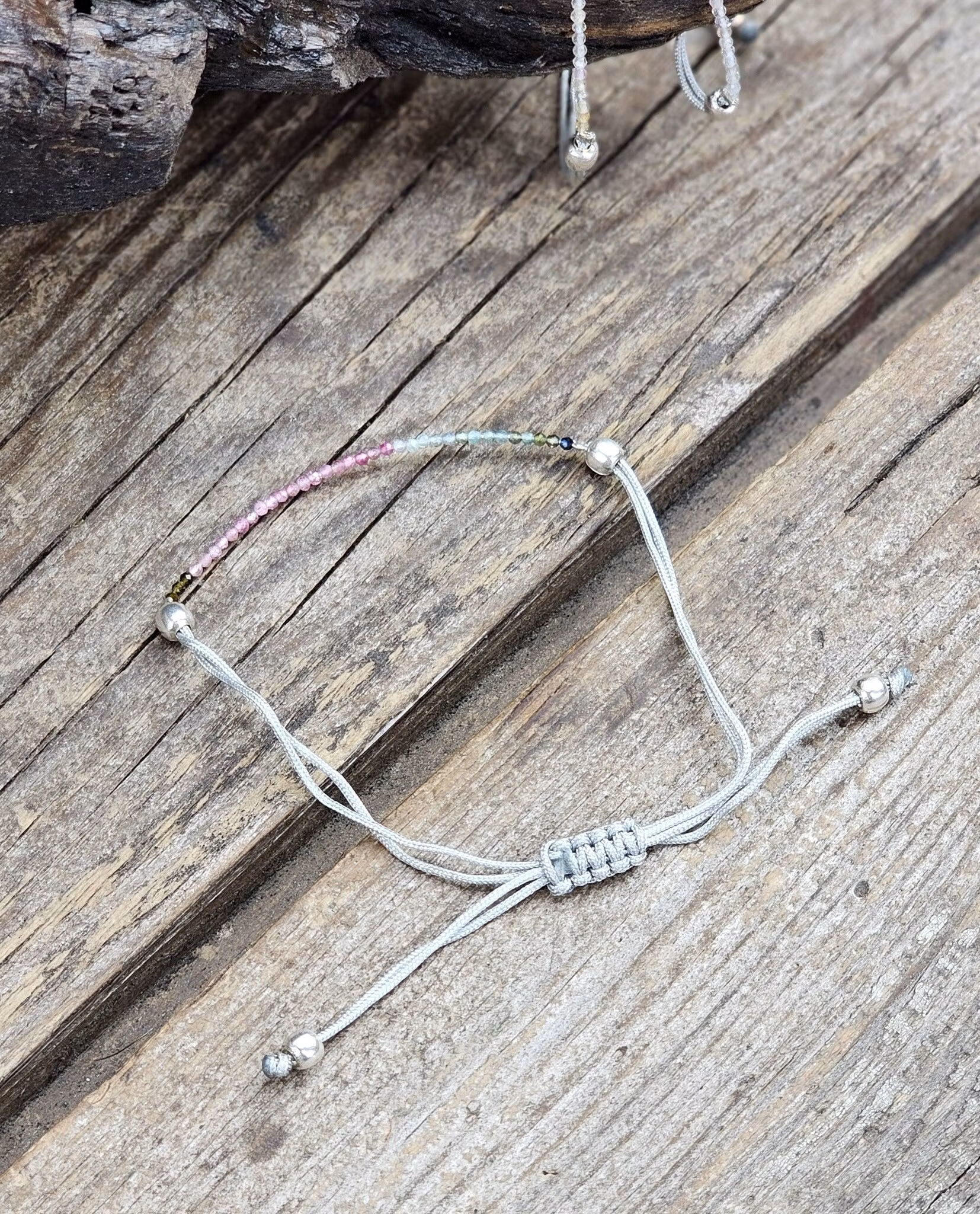 Vattenmelon Turmalin, armband 3mm facetterade pärlor macramé