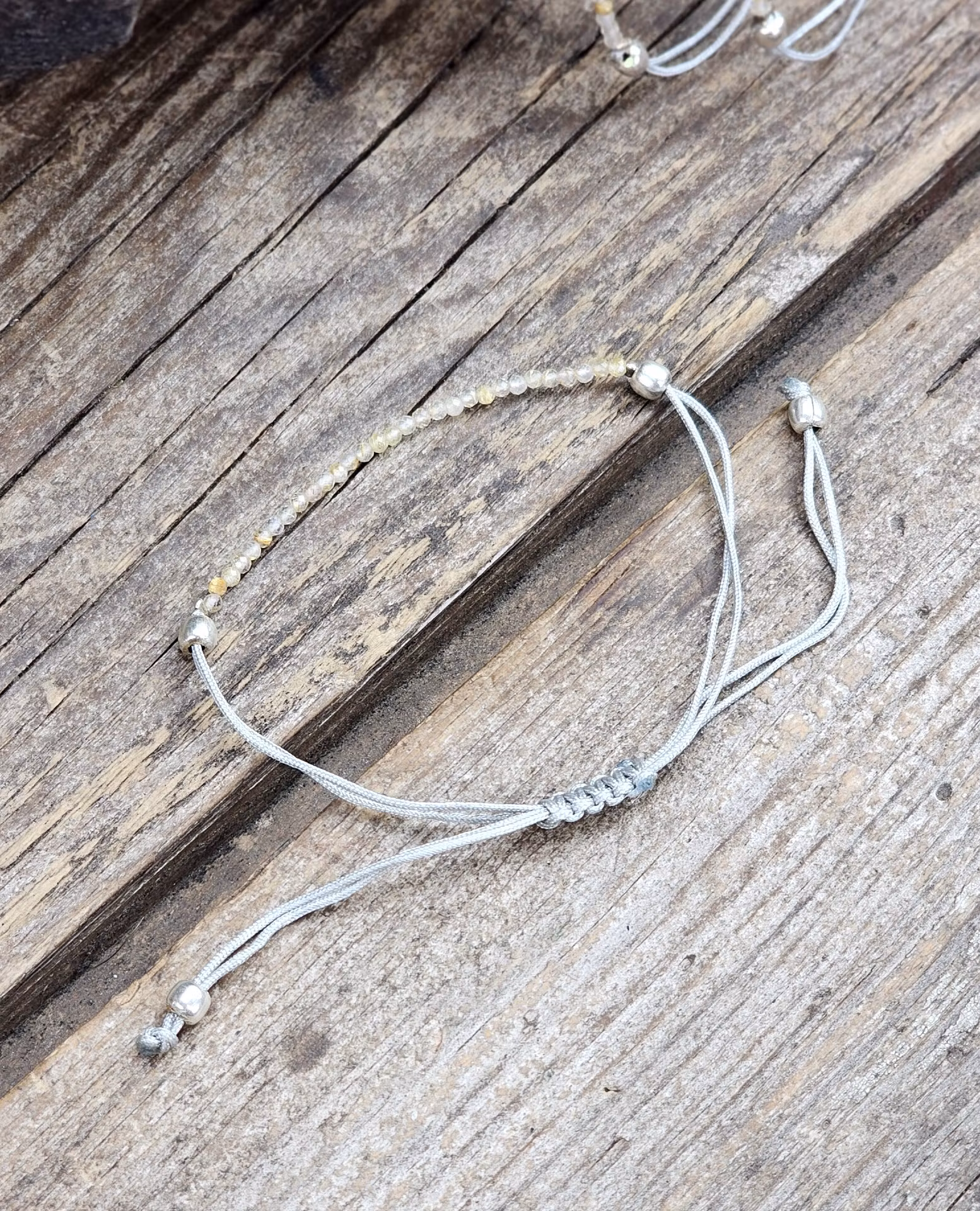 Guldrutilkvarts, armband 3mm facetterade pärlor macramé