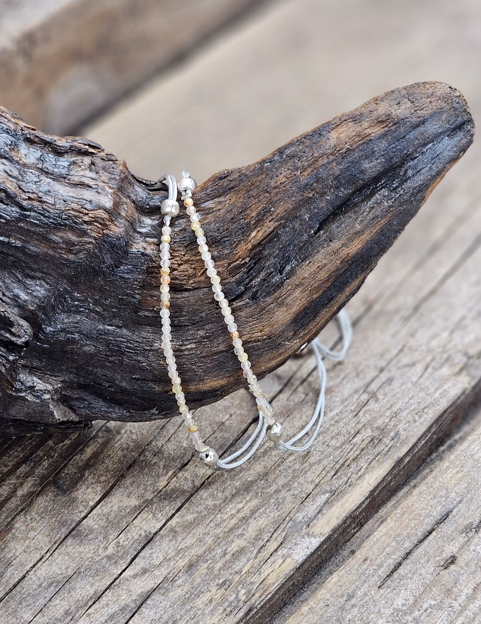Guldrutilkvarts, armband 3mm facetterade pärlor macramé