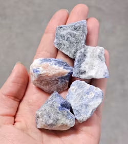 Sodalit, liten rå -50% FYND B-kvalité