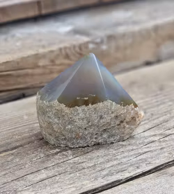 Stående spets, Agat #23 (litet nagg finns)