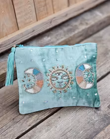 Broderad necessär, Månfaser