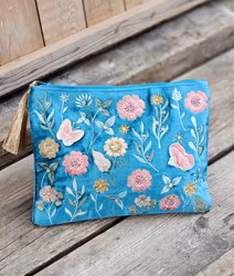 Broderad necessär, turkos med blommor