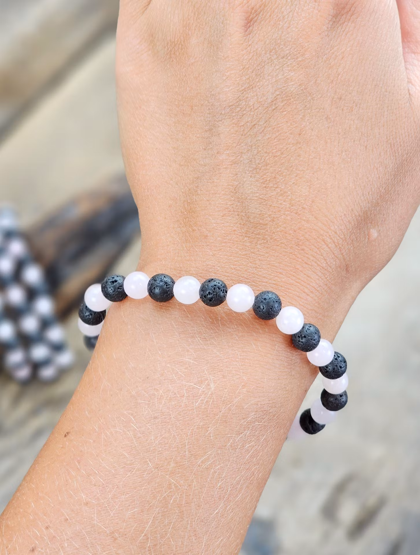 Lavasten & Rosenkvarts mix, armband 6mm runda pärlor