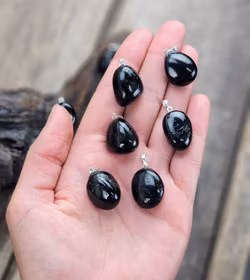 Svart Turmalin extra fin trumlad rund, silverpläterat hänge