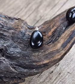 Svart Turmalin extra fin trumlad rund, silverpläterat hänge