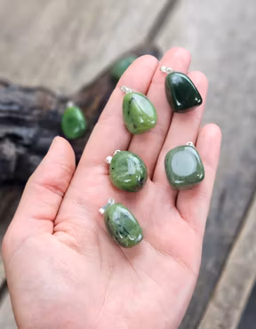 Nefrit Jade trumlad, silverpläterat hänge