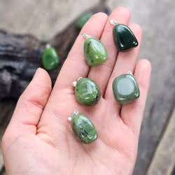 Nefrit Jade trumlad, silverpläterat hänge