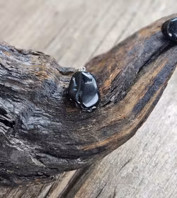Svart Turmalin trumlad, silverpläterat hänge