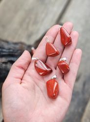 Röd Jaspis trumlad, silverpläterat hänge