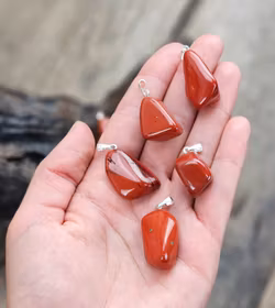 Röd Jaspis trumlad, silverpläterat hänge