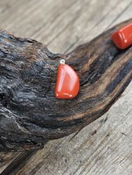 Röd Jaspis trumlad, silverpläterat hänge