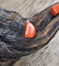 Röd Jaspis trumlad, silverpläterat hänge