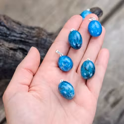 Apatit trumlad, silverpläterat hänge