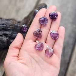 Mörklila Fluorit hjärta, silverpläterat hänge