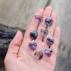 Regnbågsfluorit hjärta, silverpläterat hänge