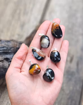 Sardonyx trumlad, silverpläterat hänge