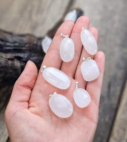 Rosa Aragonit trumlad, silverpläterat hänge -30% fynd B-kvalité