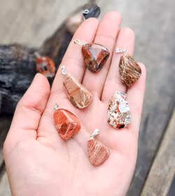 Breccijaspis trumlad, silverpläterat hänge -30% fynd B-kvalite/annat