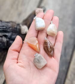 Månsten trumlad, silverpläterat hänge -20% fynd nagg