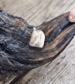 Månsten trumlad, silverpläterat hänge -20% fynd nagg