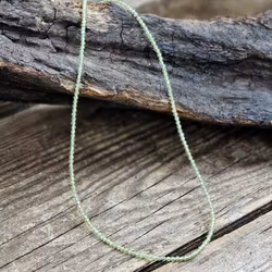 Peridot (Olivin), halsband 2mm facetterade pärlor 925s.