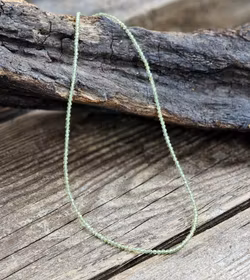 Peridot (Olivin), halsband 2mm facetterade pärlor 925s.