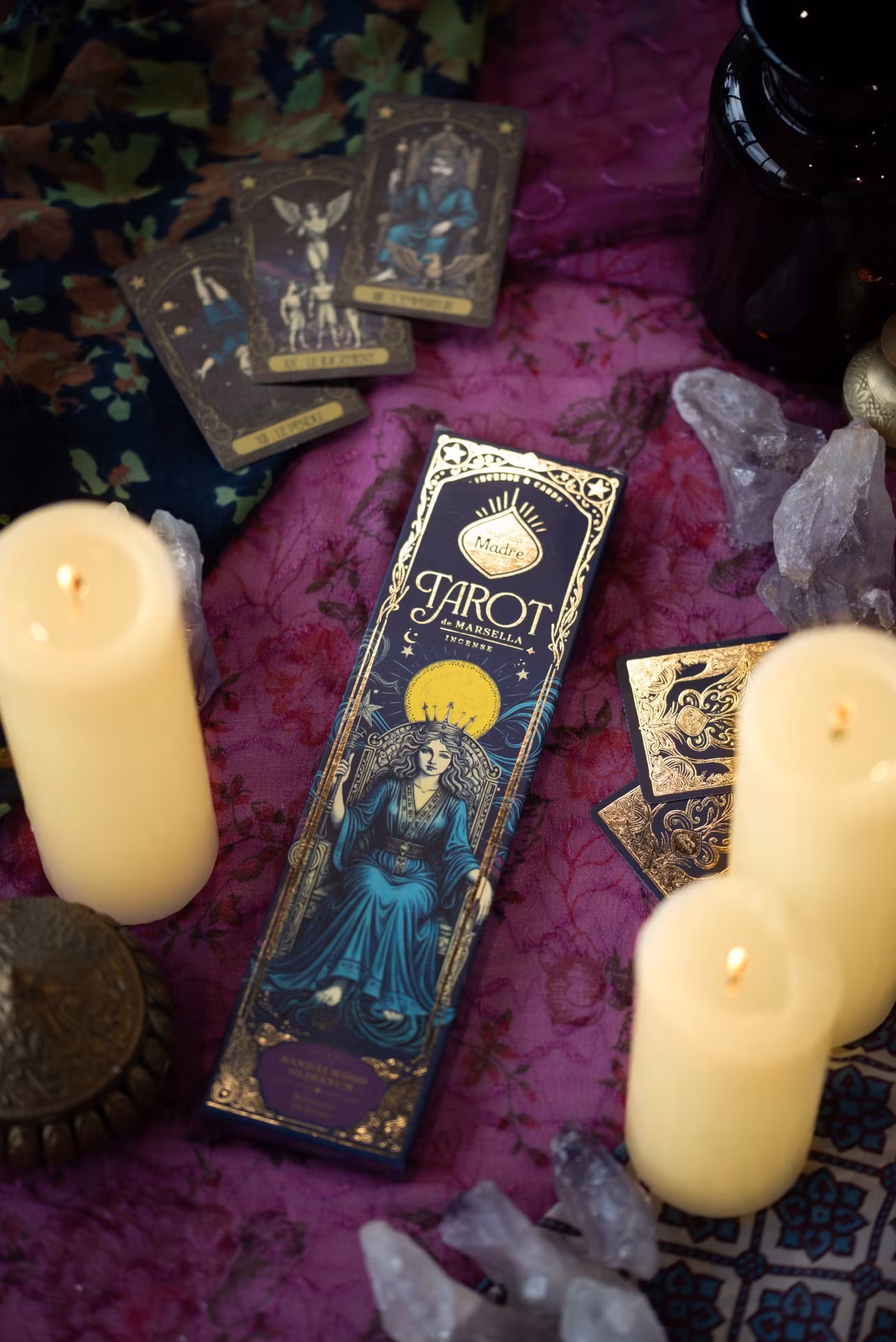 Sagrada Madre – Tarot de Marsella Sandelträ och Olibanum, rökelsepinnar + 1 tarotkort