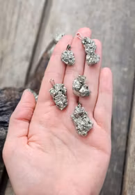 Rå Pyritkluster – Silverpläterat Hänge