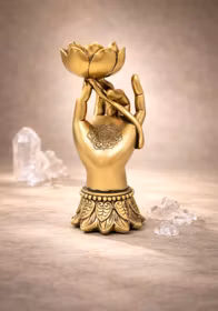 Dekorationsskulptur – Hand i Varada Mudra med lotus, ljushållare i guld