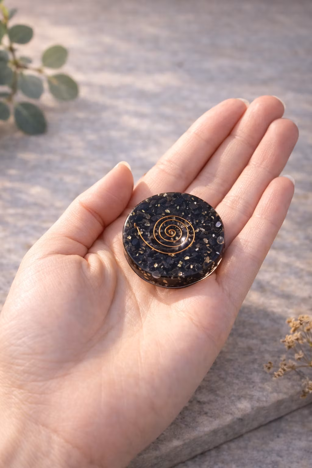 Klotställ i Orgonit med Svart Turmalin 5 cm – hållare för kristallklot