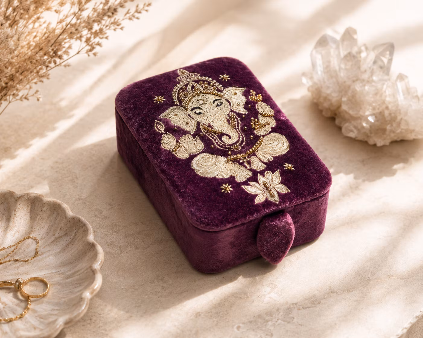 Broderad Ask, Burgundy med Ganesha – För Smycken, Kristaller och Tarotkort