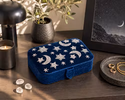 Broderad Ask, Mörkblå med Natthimmel – För Smycken, Kristaller och Tarotkort
