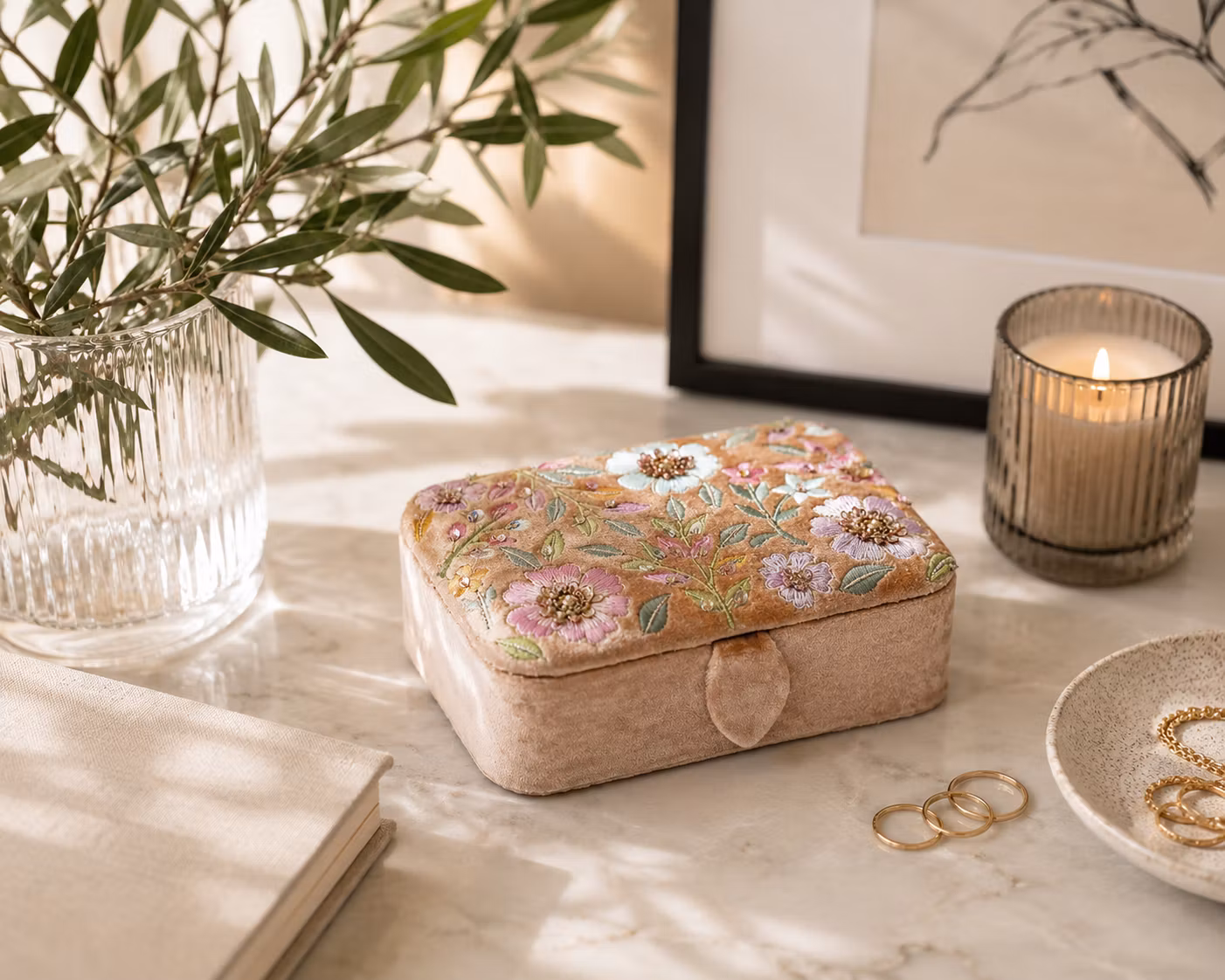 Broderad Ask, Beige med Blommor – För Smycken, Kristaller och Tarotkort