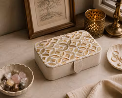 Broderad Ask, Beige med Flower of Life – För Smycken, Kristaller och Tarotkort