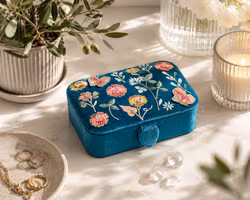 Broderad Ask, Turkos med Blommor – För Smycken, Kristaller och Tarotkort