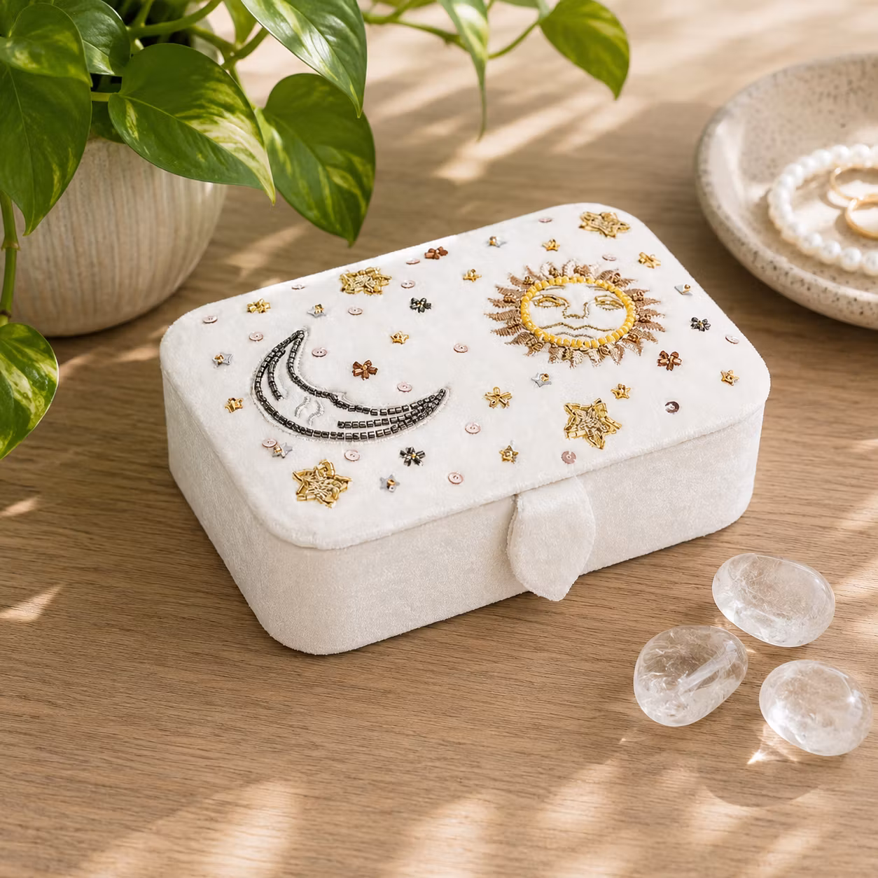 Broderad Ask, Vit med Solen och Månen – För Smycken, Kristaller och Tarotkort
