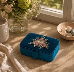Broderad Ask, Petrol med Eye of Providence – För Smycken, Kristaller och Tarotkort