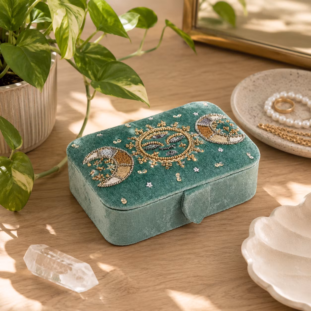 Broderad Ask, Mintgrön med Månfaser – För Smycken, Kristaller och Tarotkort